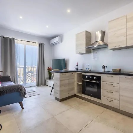 Very Stylish Family - By Solea San Ġwann