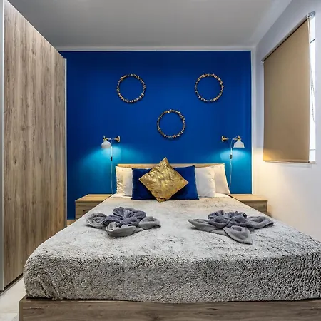 Very Stylish Family - By Solea San Ġwann