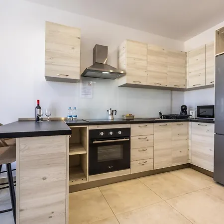 Very Stylish Family - By Solea San Ġwann